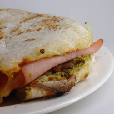 SANDWICH TAPENADE Y JAMON
